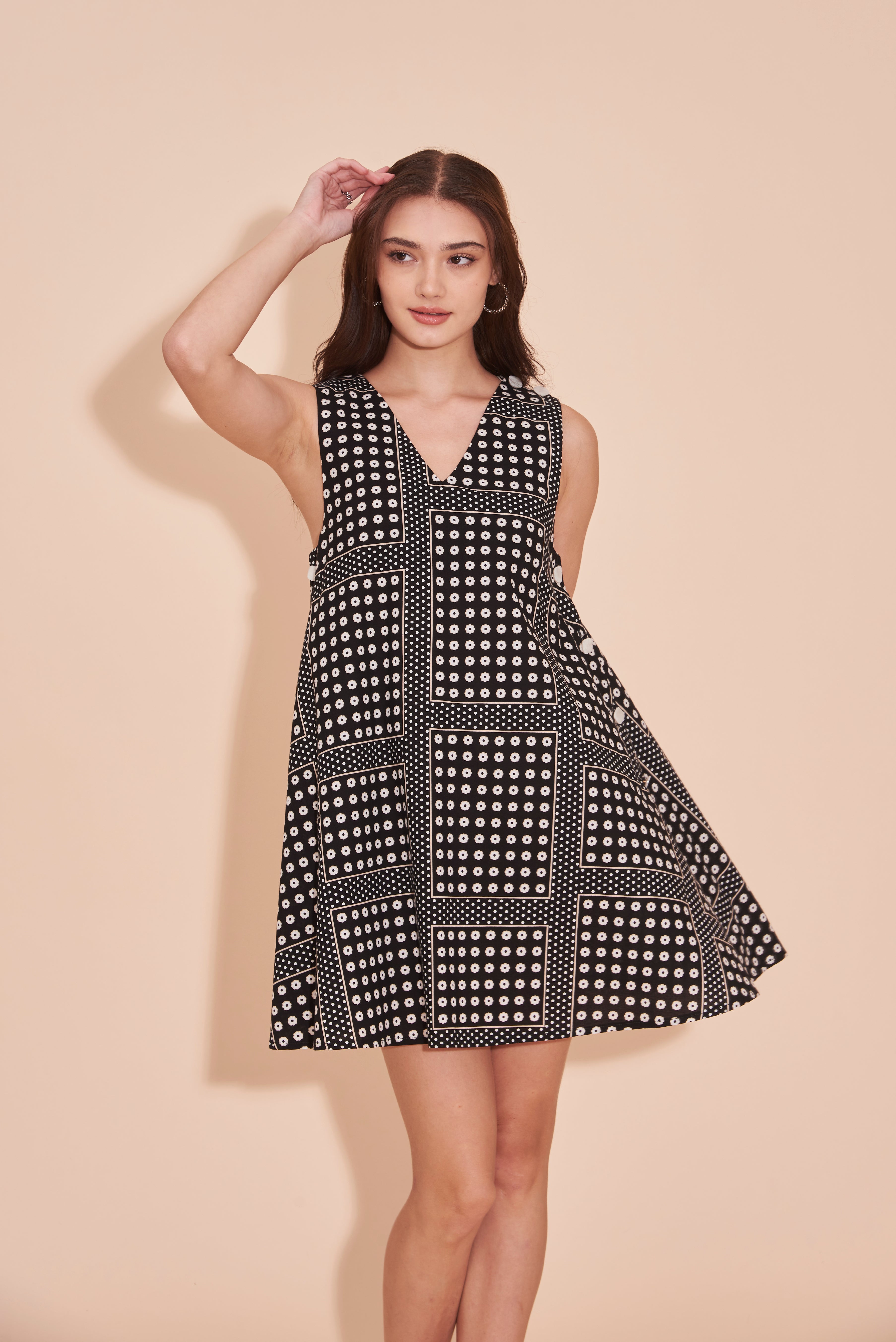 JODIE SAID BEFORE & AFTER Cotton Shift Tent Dress With Contrast Buttons In Black And White Florals