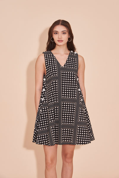JODIE SAID BEFORE & AFTER Cotton Shift Tent Dress With Contrast Buttons In Black And White Florals